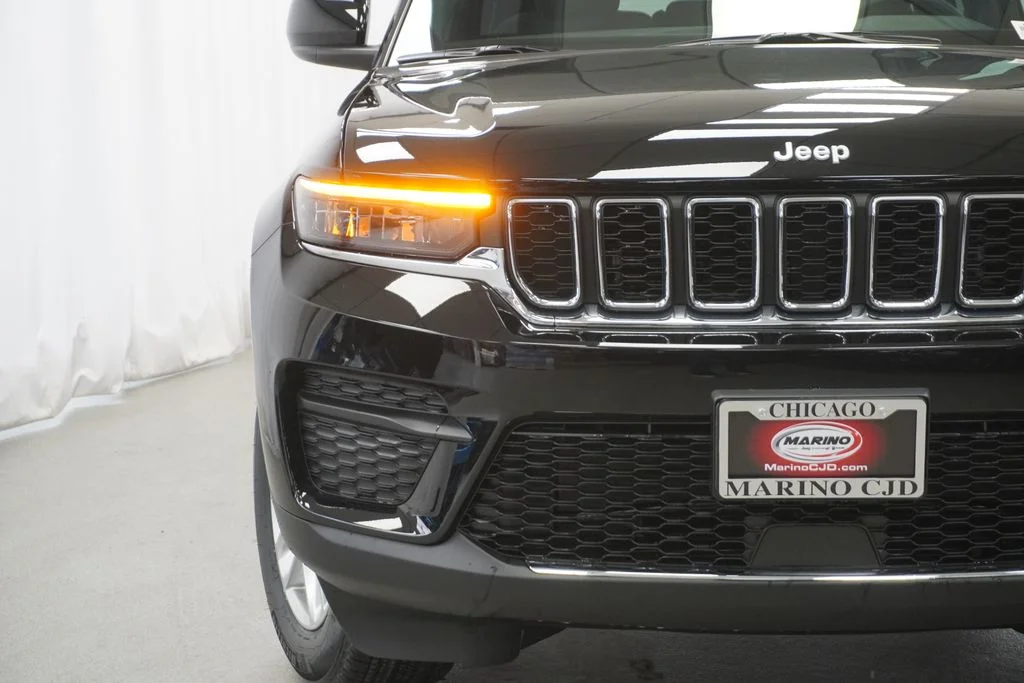 New 2026 Diamond Black Crystal Pearl-Coat Exterior Paint Jeep Laredo X image 6