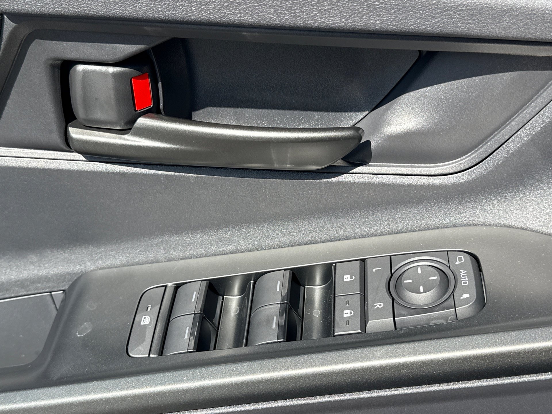 New 2026 Wind Chill Pearl <sup>1</sup> Toyota  SE image 25