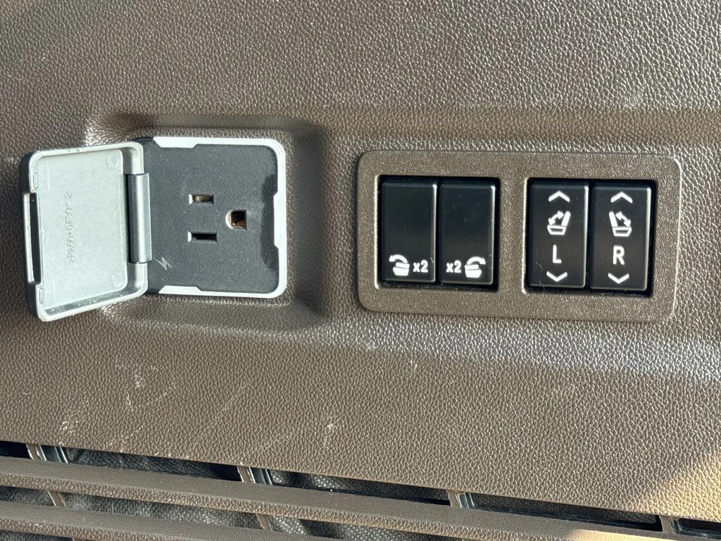 Used 2022 Summit White Chevrolet LT image 27
