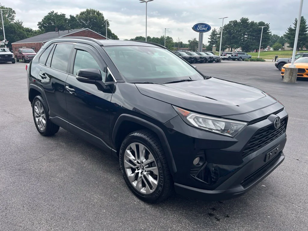Used 2020 Midnight Black Metallic Toyota XLE Premium image 7