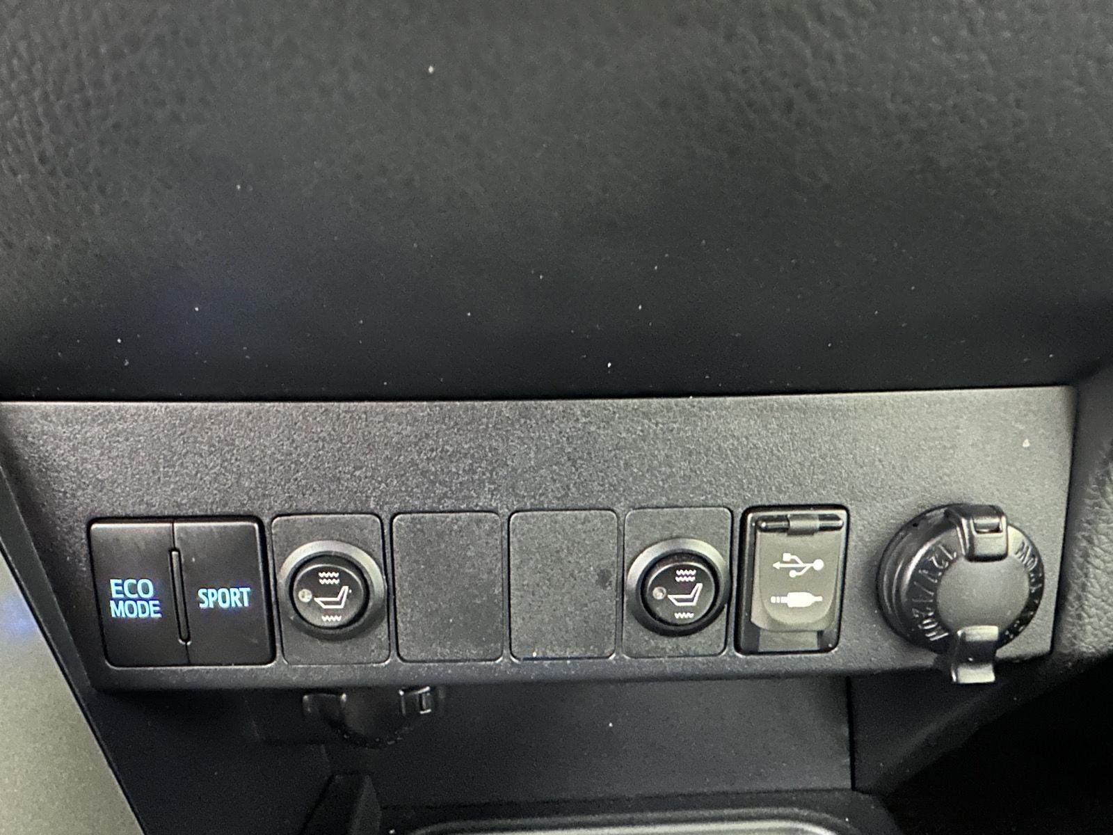 Used 2018 Galactic Aqua Mica Toyota XLE image 3