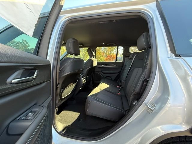 New 2025 Silver Zynith Exterior Paint Jeep Laredo image 9