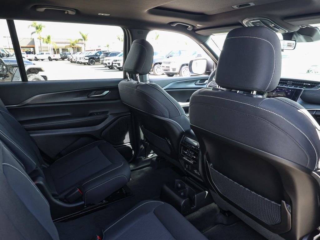 New 2026 Diamond Black Crystal Pearl-Coat Exterior Paint Jeep Laredo image 16