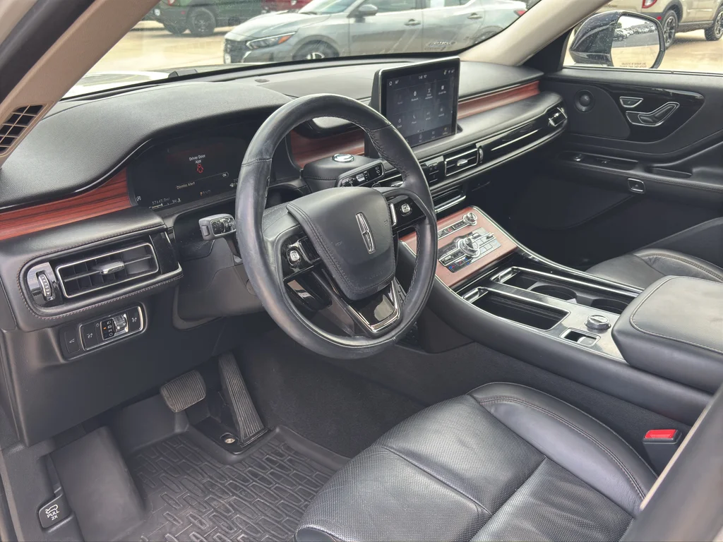 Used 2022 Ceramic Pearl Metallic Lincoln Reserve image 9