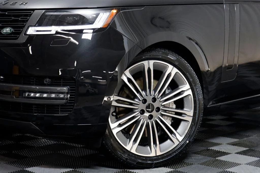 New 2026 Black Land Rover SE image 4