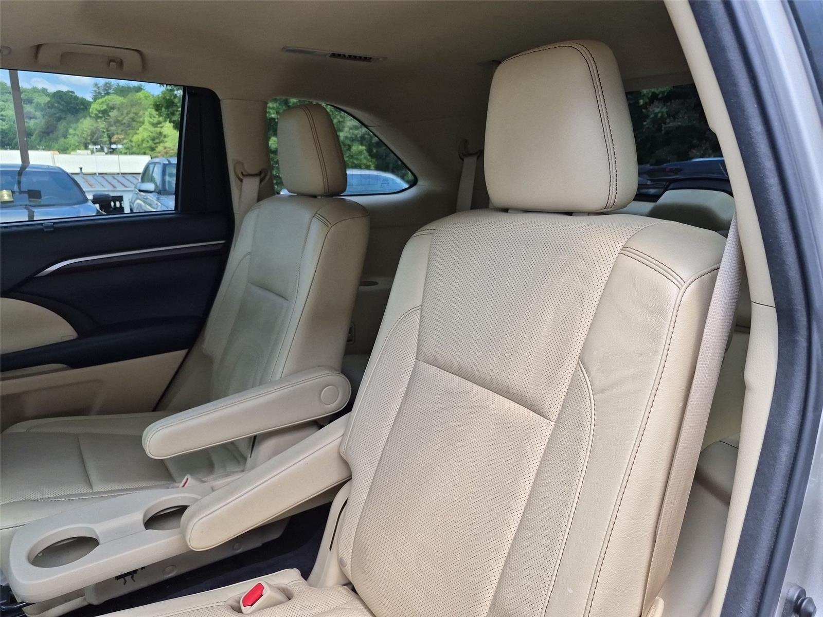 Used 2016  Toyota Limited image 33