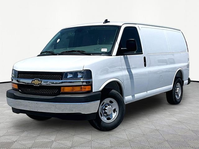 New 2025 Summit White Chevrolet WT image 3