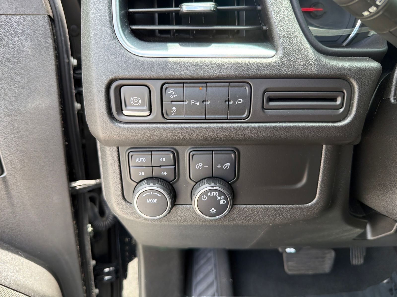 Used 2021 Black Chevrolet Z71 image 20