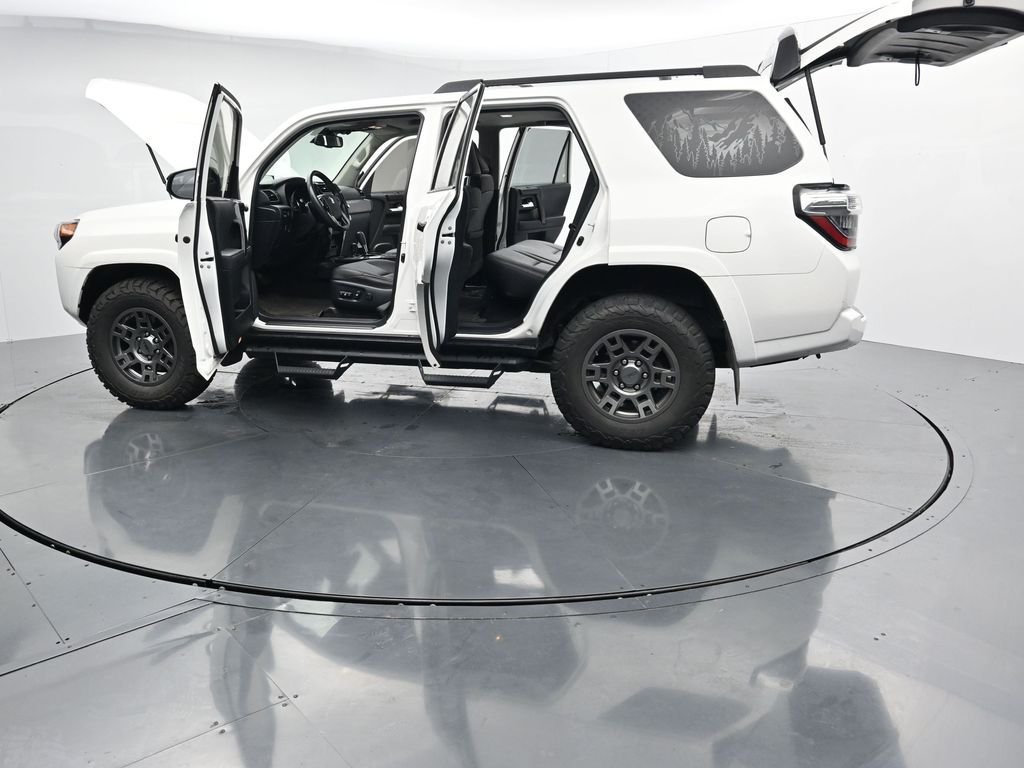 Used 2020 White Toyota Venture image 38