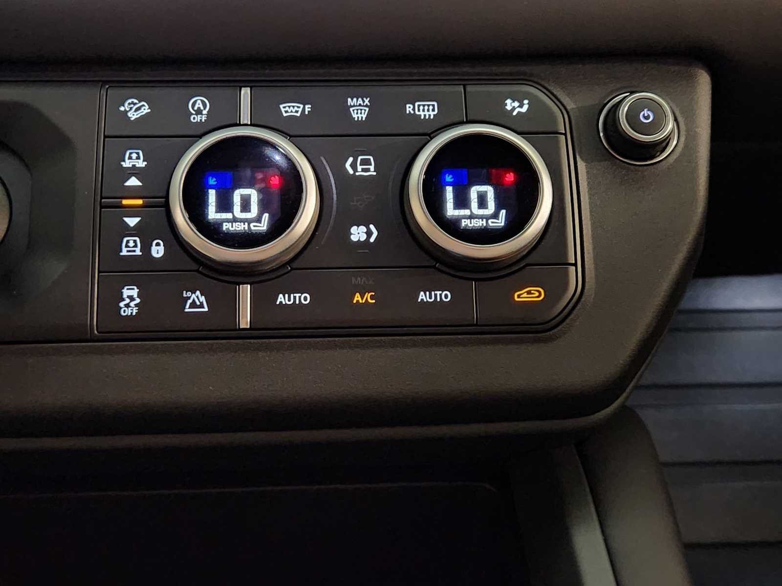 2025 Land Rover Defender X-Dynamic SE - Photo 32