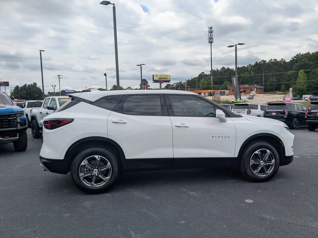 Used 2025 Summit White Chevrolet LT image 4