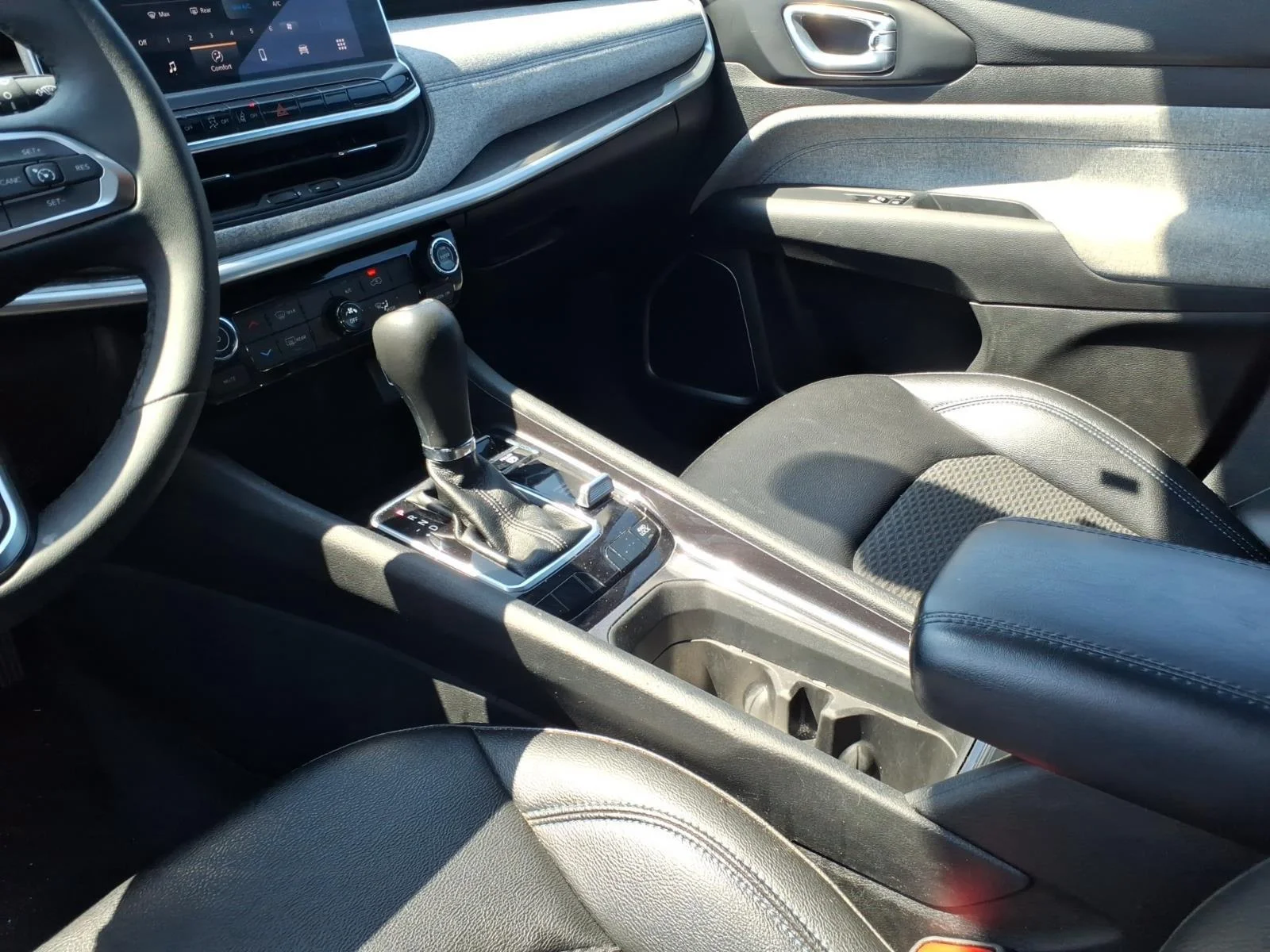 Used 2024 Diamond Black Crystal Pearlcoat Jeep Latitude image 21