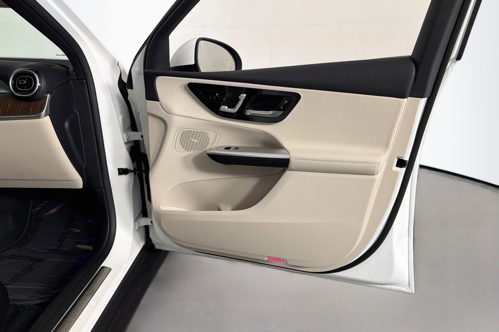 New 2026 Polar White Mercedes-Benz GLC 300 SUV image 23