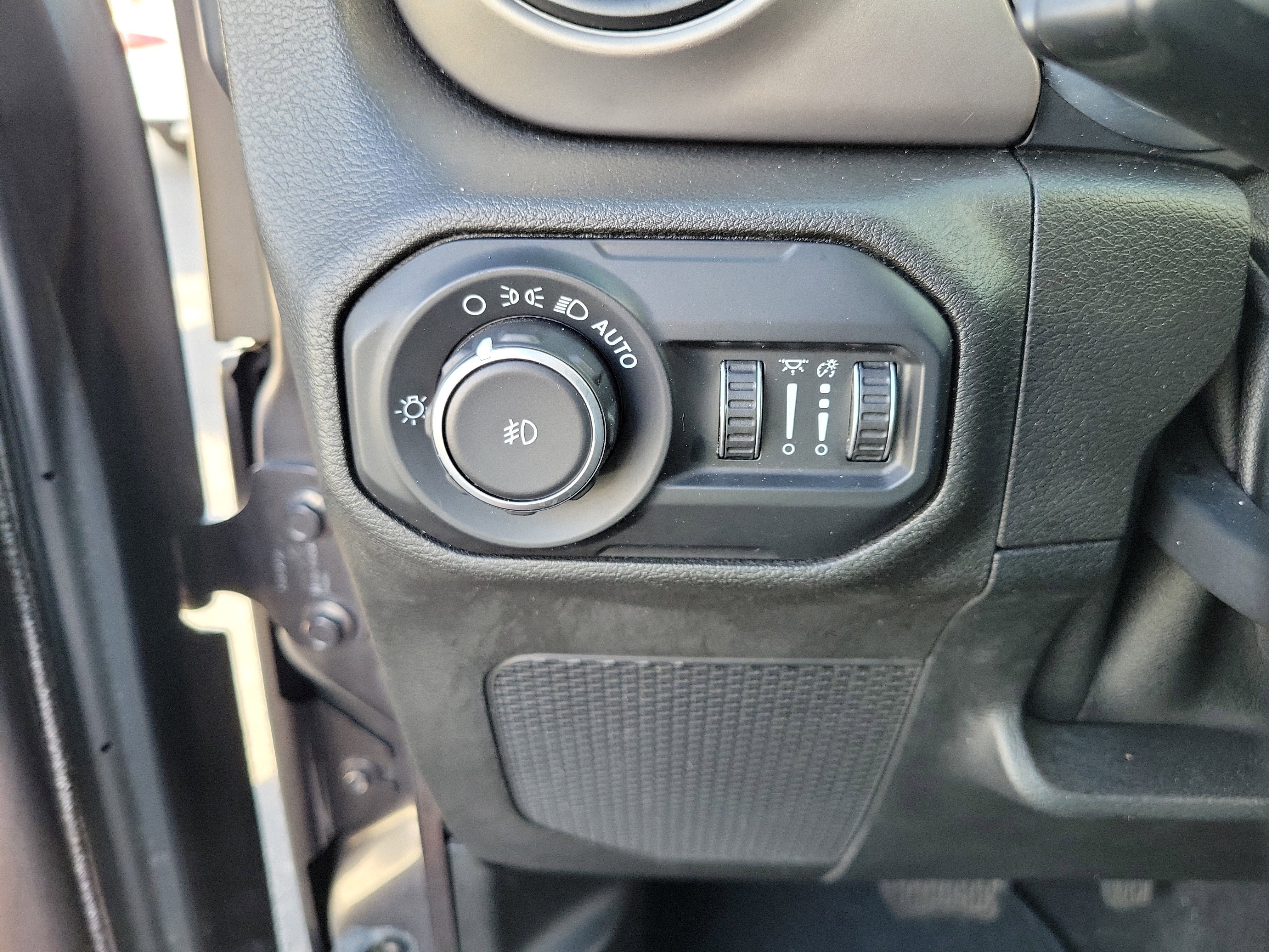 Used 2020 Granite Crystal Metallic Clearcoat Jeep Sport S image 26