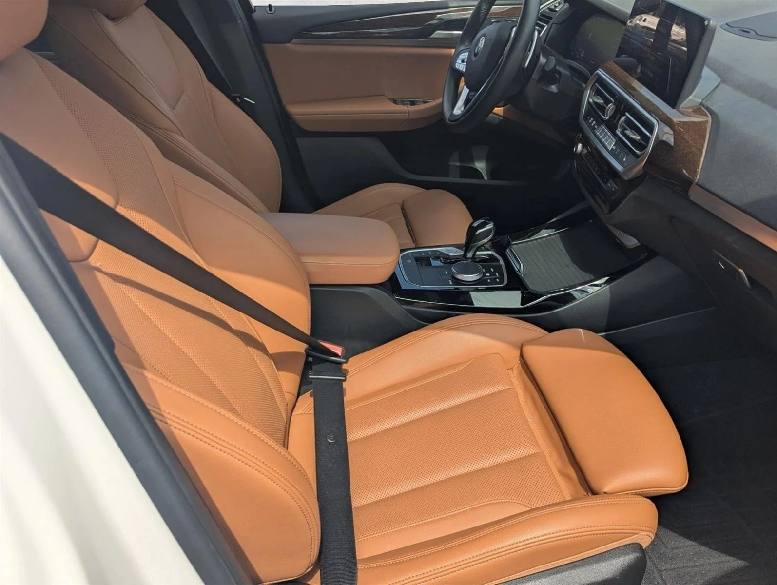 Used 2024 Mineral White Metallic BMW sDrive30i image 19