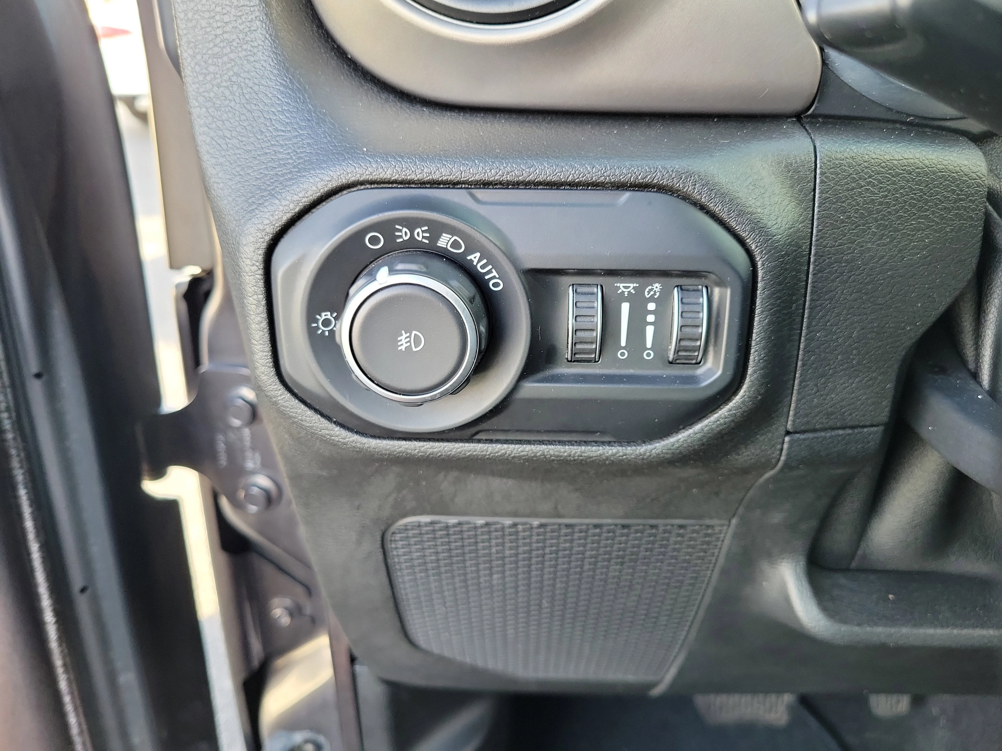 Used 2020 Granite Crystal Metallic Clearcoat Jeep Sport S image 27
