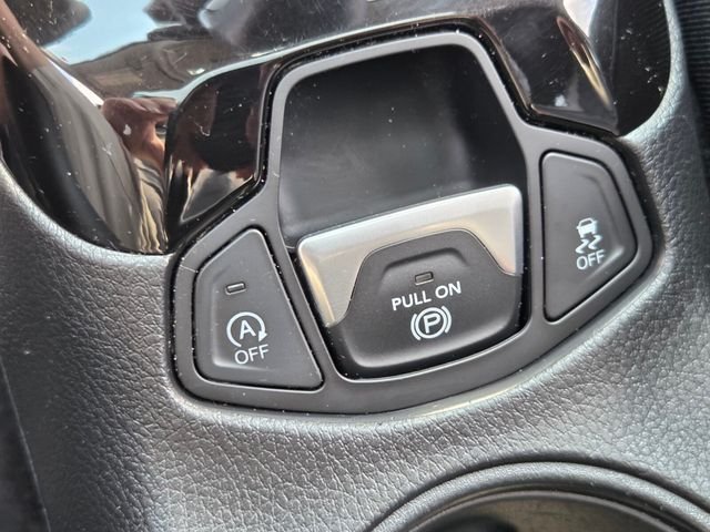 Used 2018 Blue Jeep Limited image 25