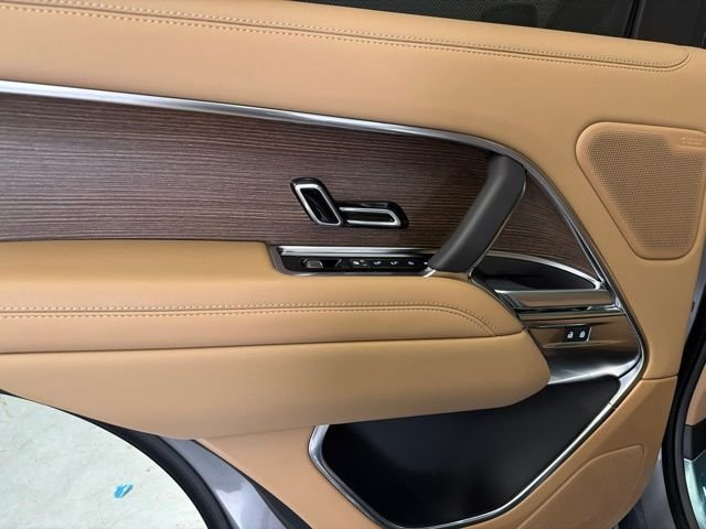 New 2026 Eiger Grey Land Rover SE image 12