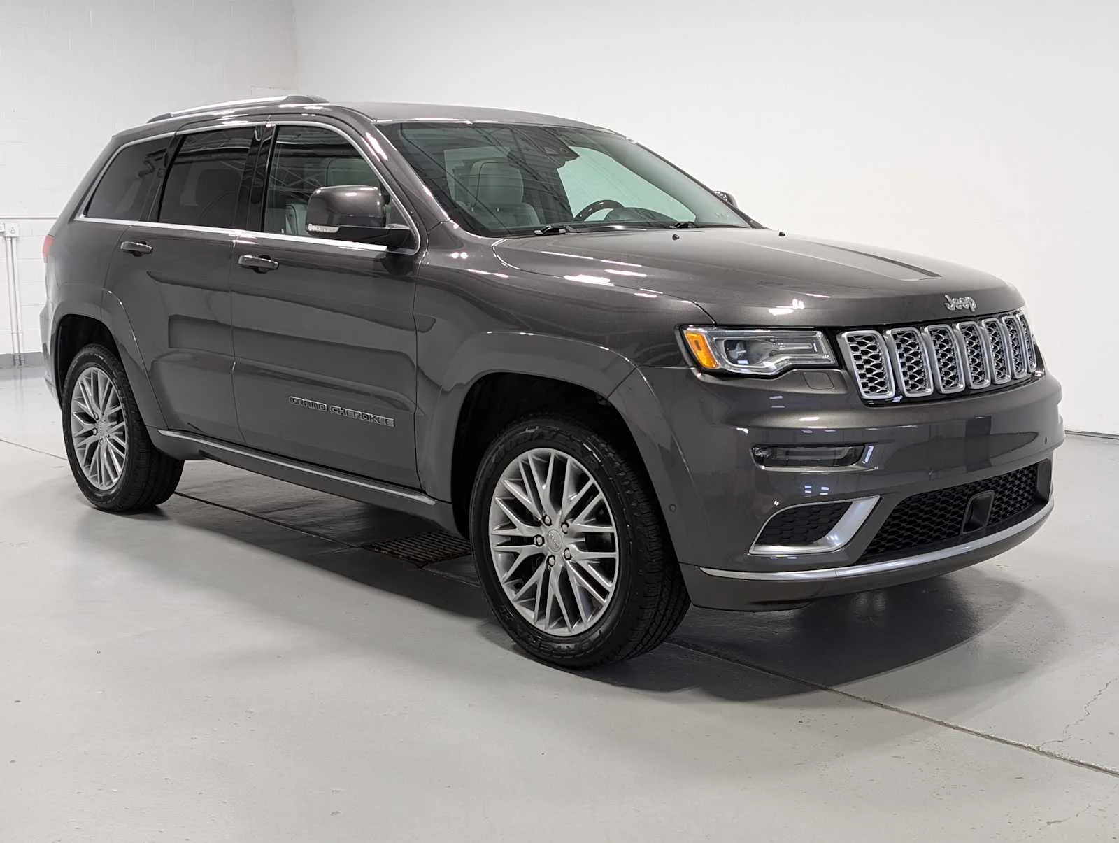 Used 2018 Granite Crystal Metallic Clearcoat Jeep Summit image 6