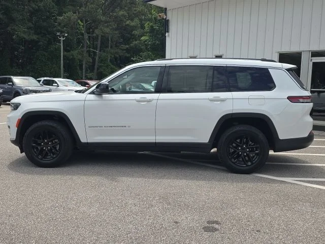 Used 2022 White Jeep Laredo image 2
