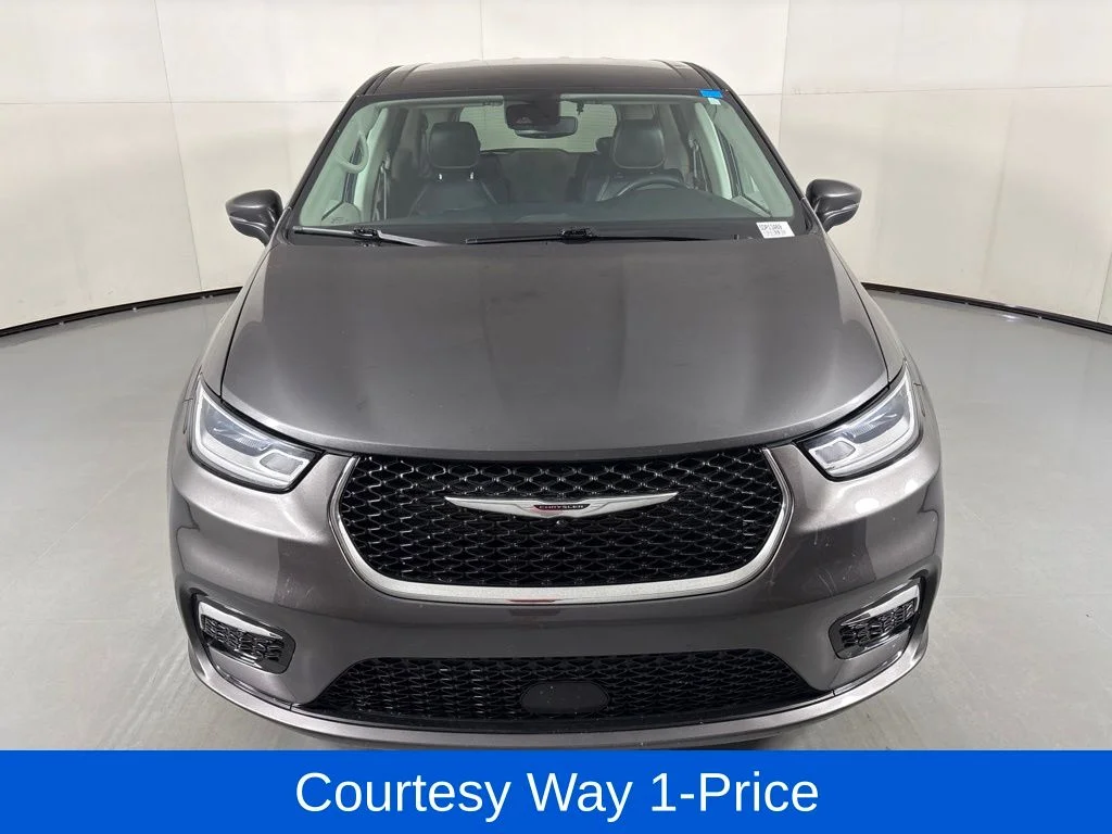 Used 2023 Gray Chrysler Touring L image 4