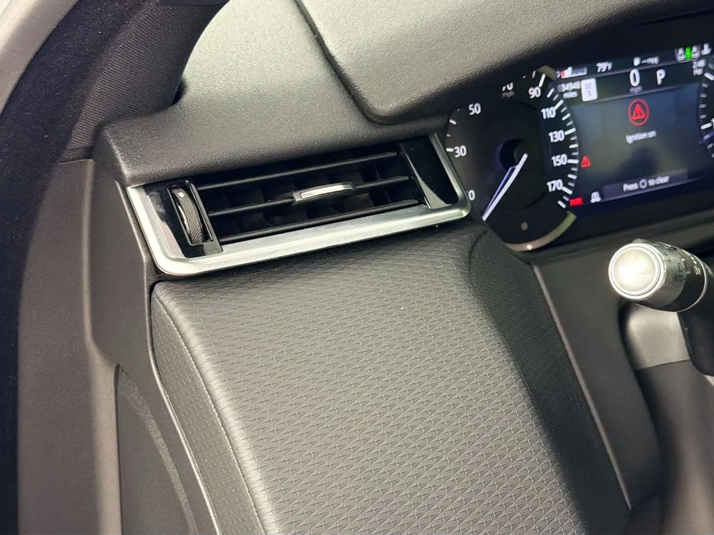Used 2023 White Land Rover R-Dynamic S MHEV image 10