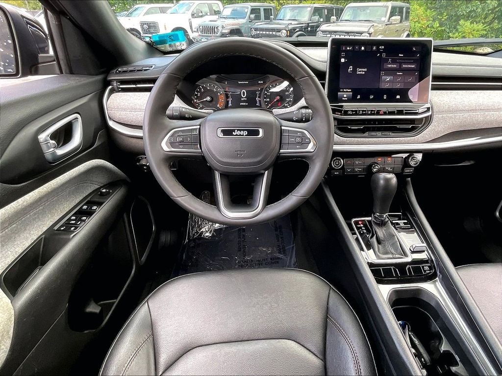 Used 2024 Gray Jeep Latitude Lux image 16