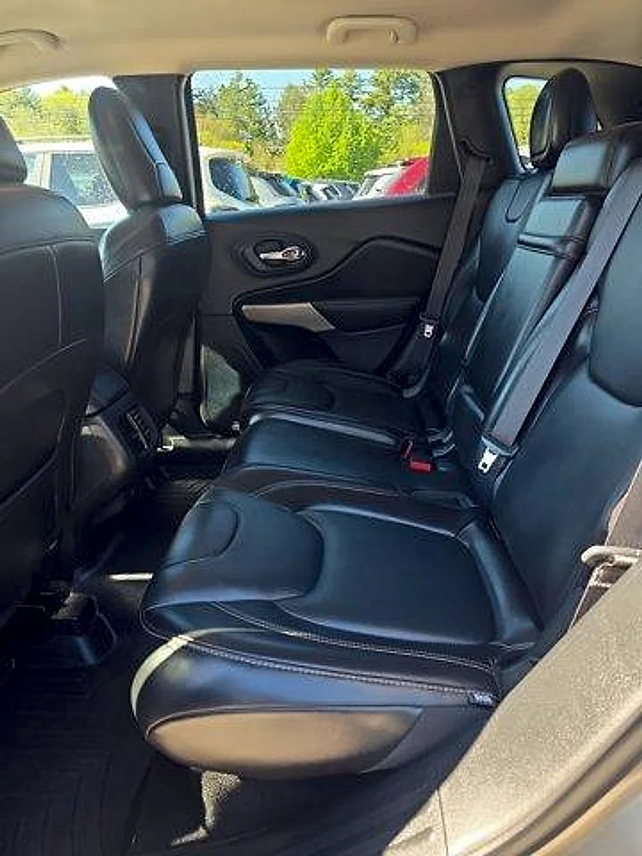 Used 2017 Light Brownstone Pearlcoat Jeep Latitude 4x4 image 10