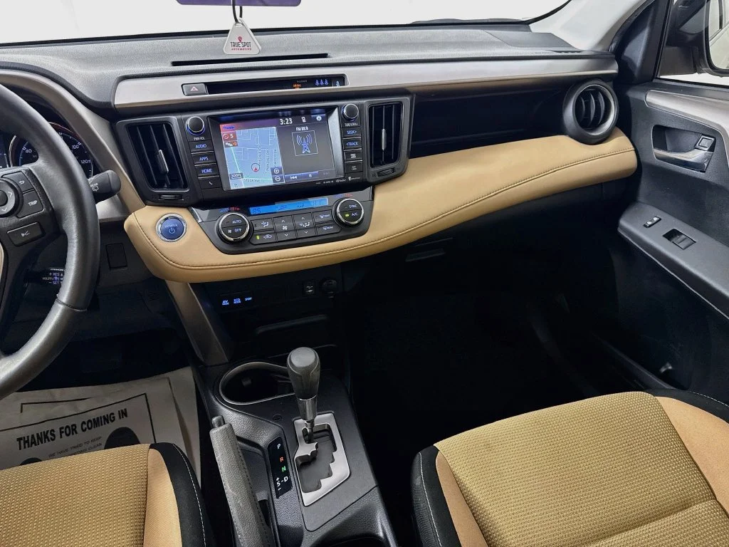 Used 2018 White Toyota XLE image 28