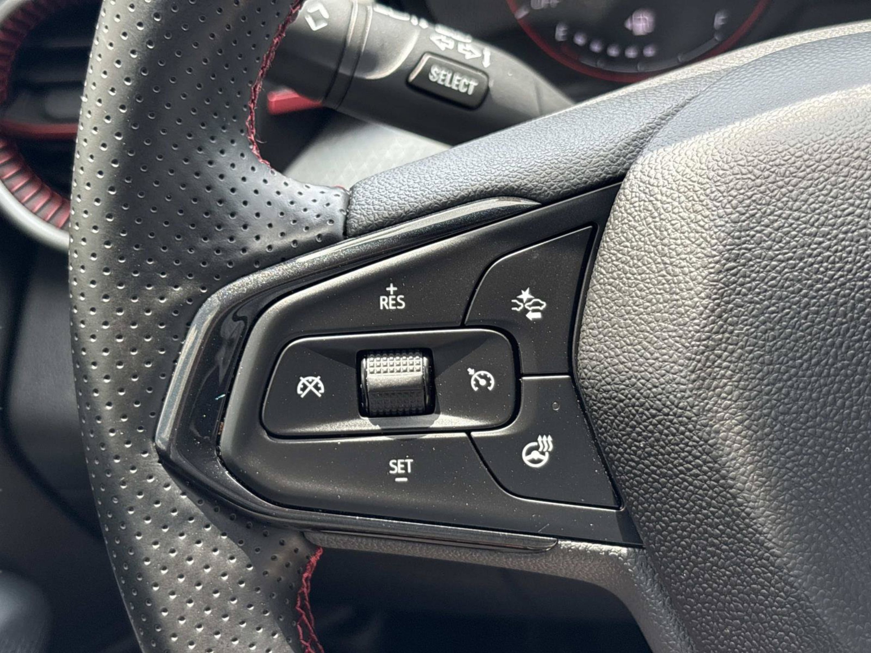 Used 2025 Summit White Chevrolet 1RS image 28