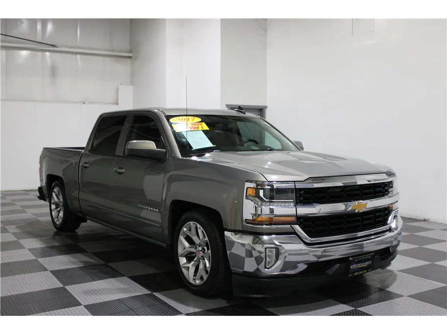 Used 2017 Pepperdust Metallic Chevrolet LT image 3