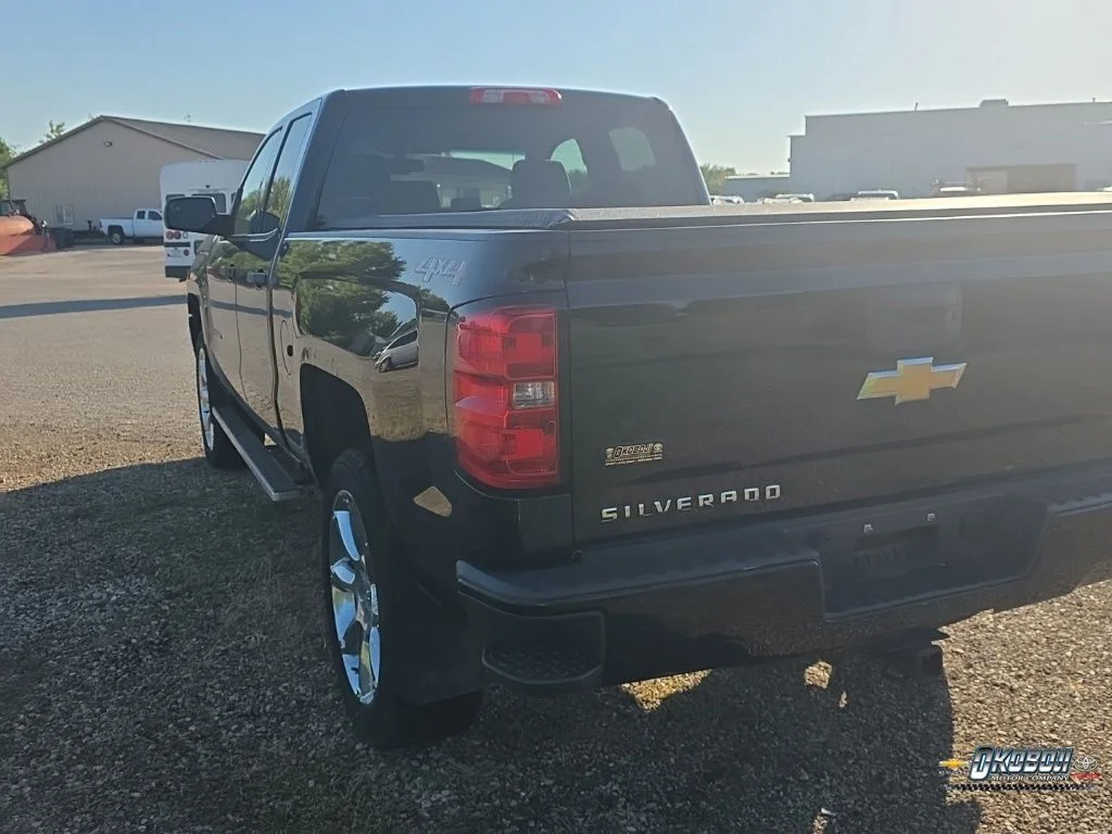 Used 2018 Black Chevrolet Custom image 7