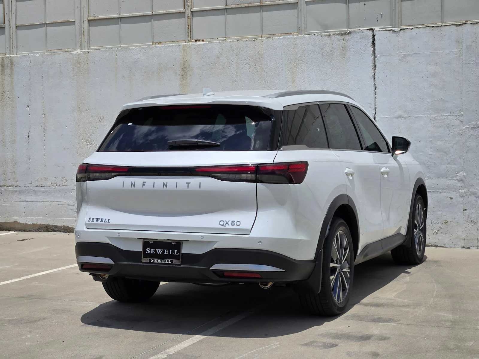 New 2027 RADIANT WHITE INFINITI Luxe FWD image 3