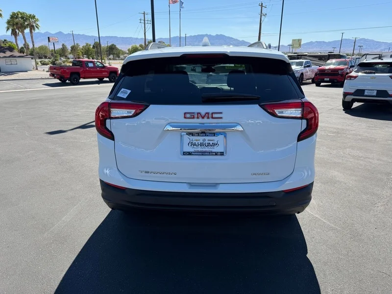 Used 2023 SUMMIT WHITE GMC SLE image 4