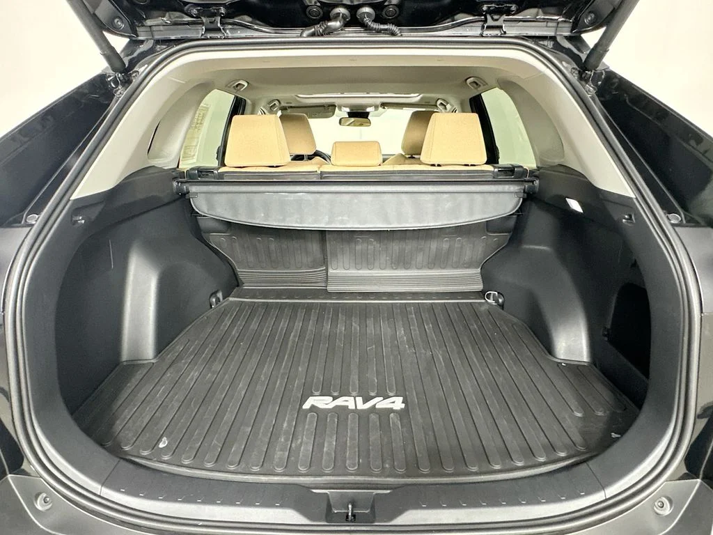 Used 2025  Toyota XLE image 30
