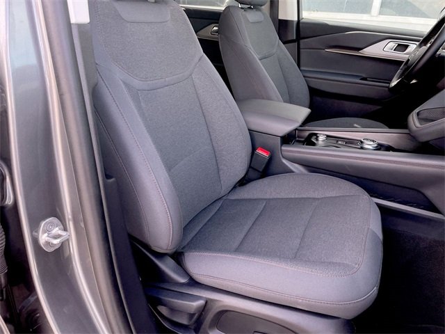 2025 Ford Explorer photo 2