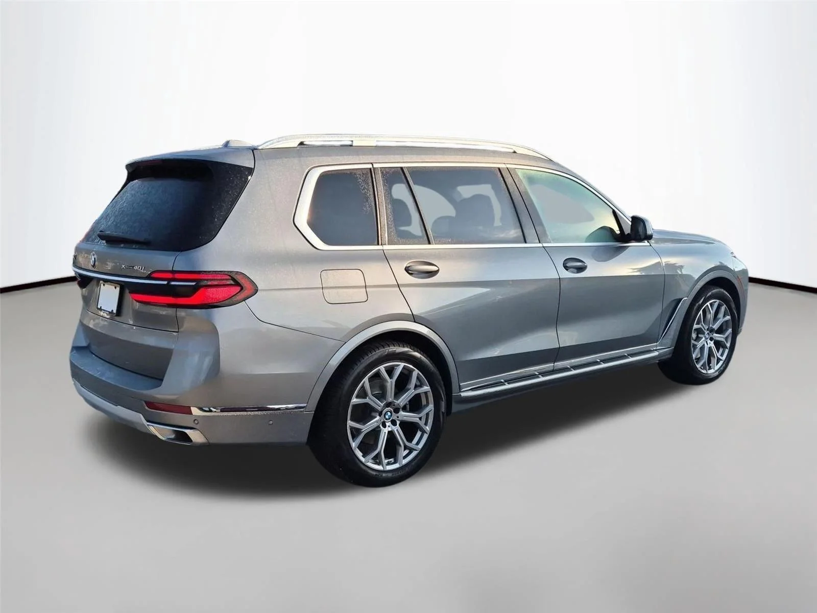 Used 2024 Skyscraper Grey Metallic BMW xDrive40i image 4