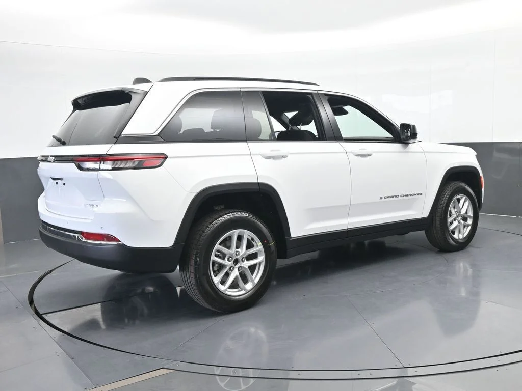 New 2026 Bright White Clear-Coat Exterior Paint Jeep Laredo X image 6