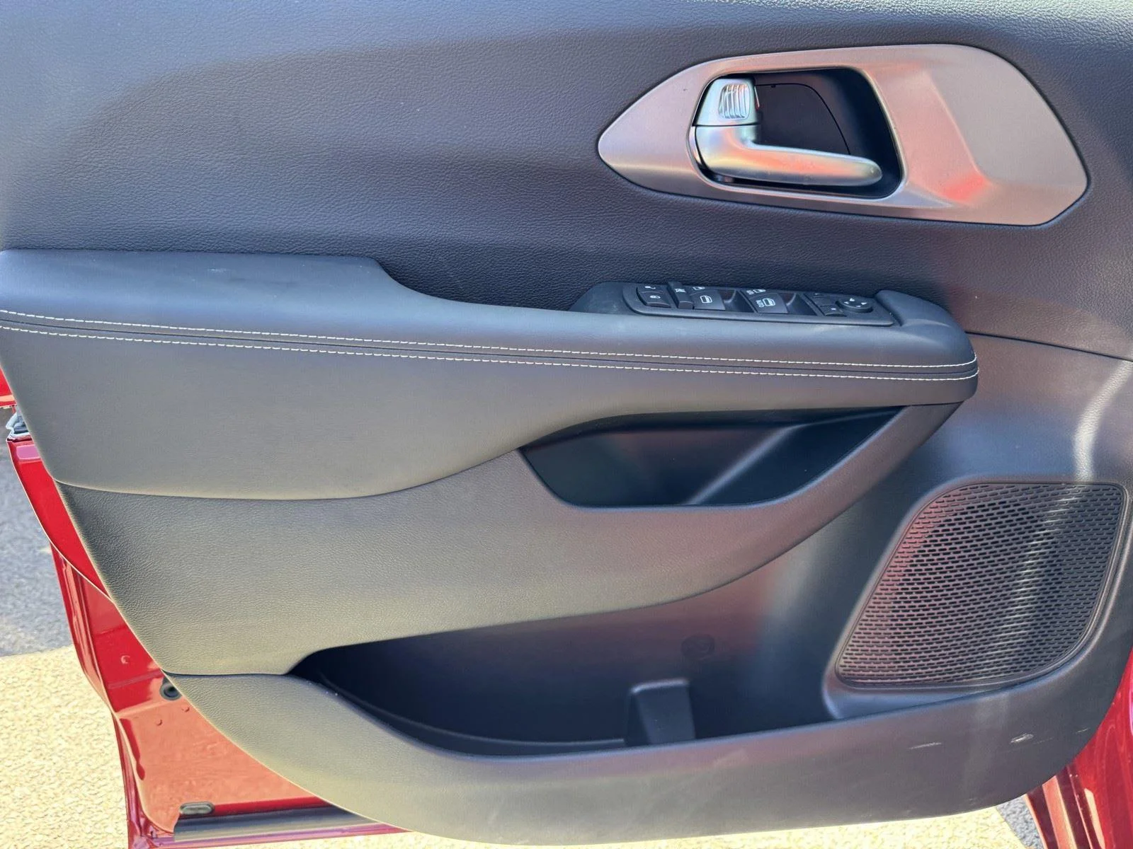 2025 Chrysler Voyager LX - Photo 13