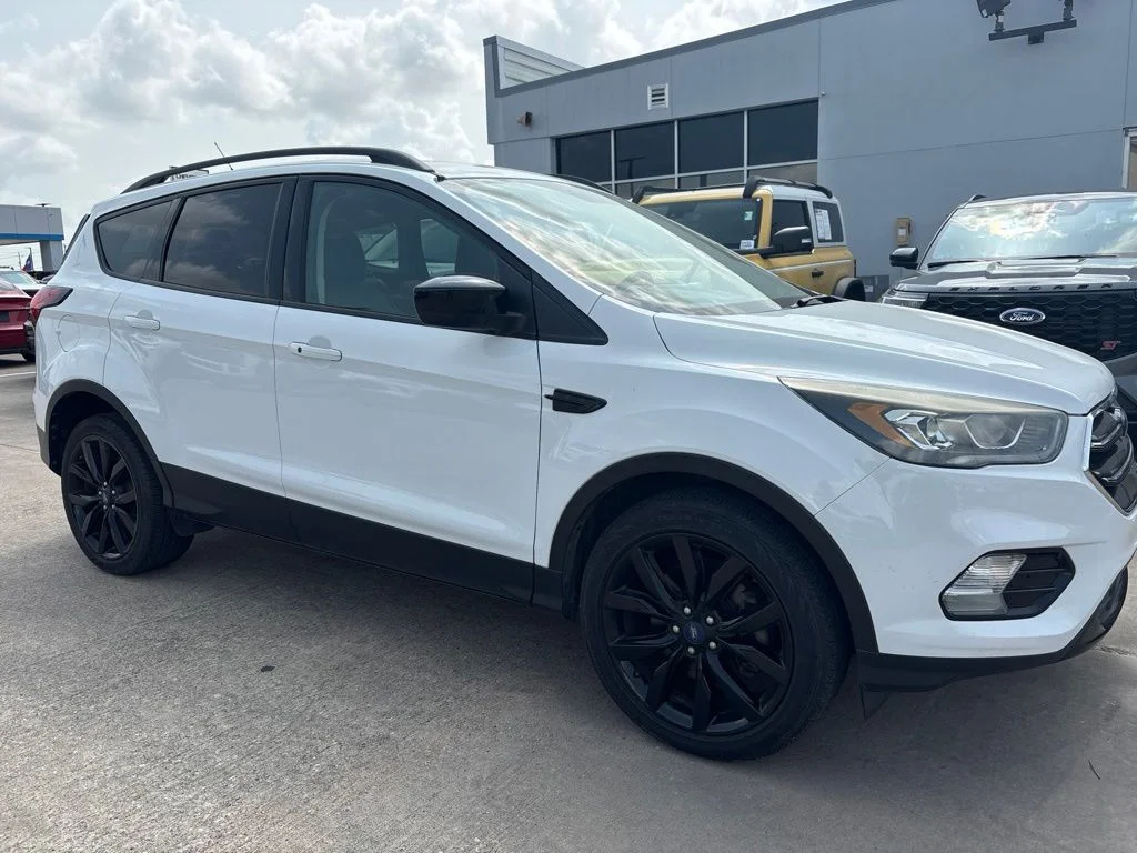 Used 2019 Ford Escape SE with VIN 1FMCU9GD1KUC33844 for sale in Alvin, TX