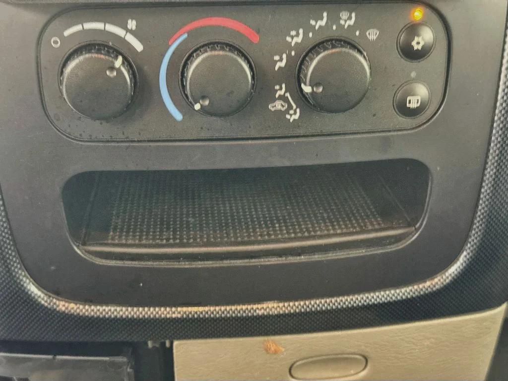 Used 2004 Black Dodge SLT image 17