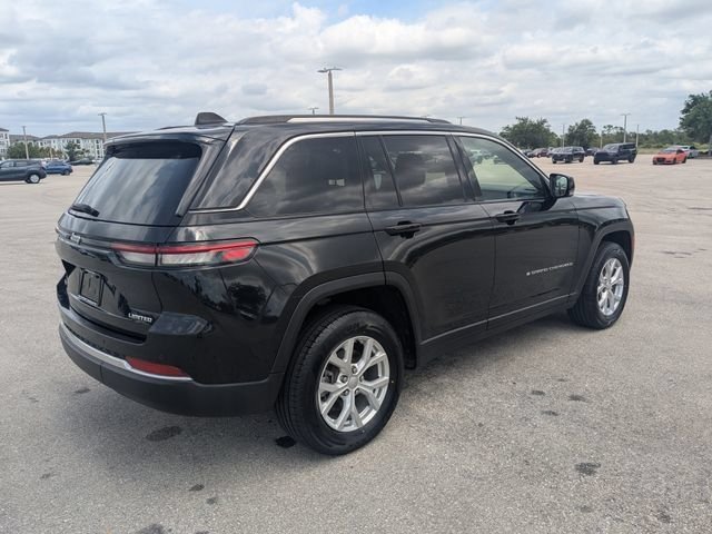Used 2023 Diamond Black Jeep Limited image 4