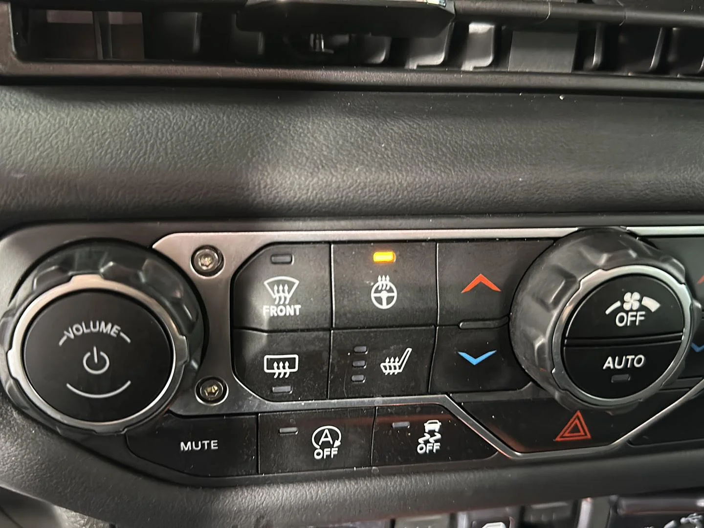 Used 2024 Granite Crystal Metallic Clearcoat Jeep Sahara image 19