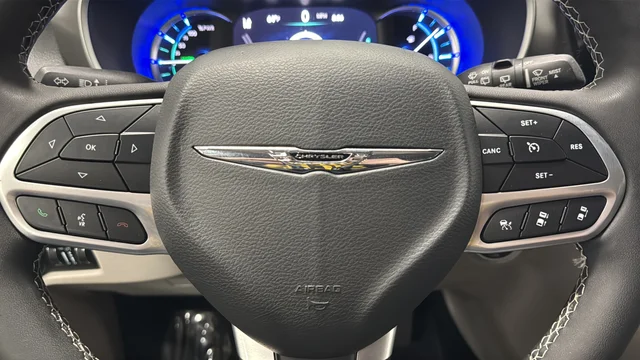 Used 2022 Crystal Metallic Chrysler Touring L image 15