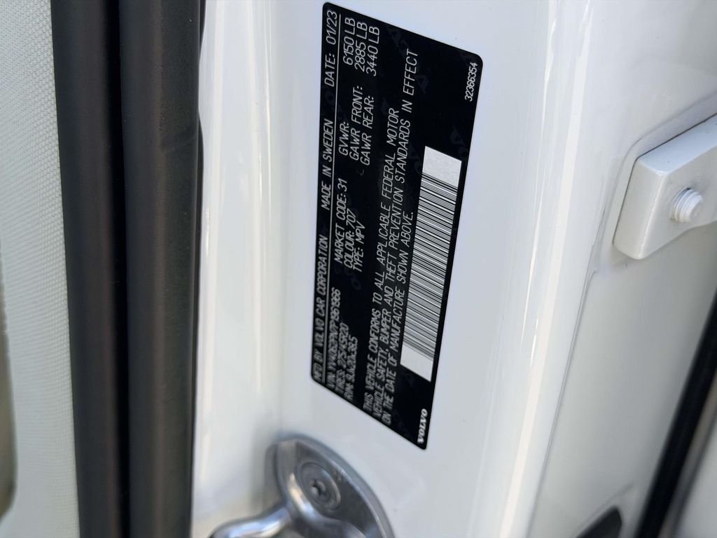 Used 2023 White Volvo B6 Plus 7-Seater image 27