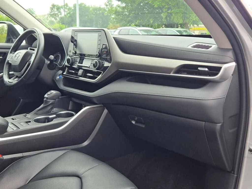 Used 2022 Silver Toyota XLE image 7