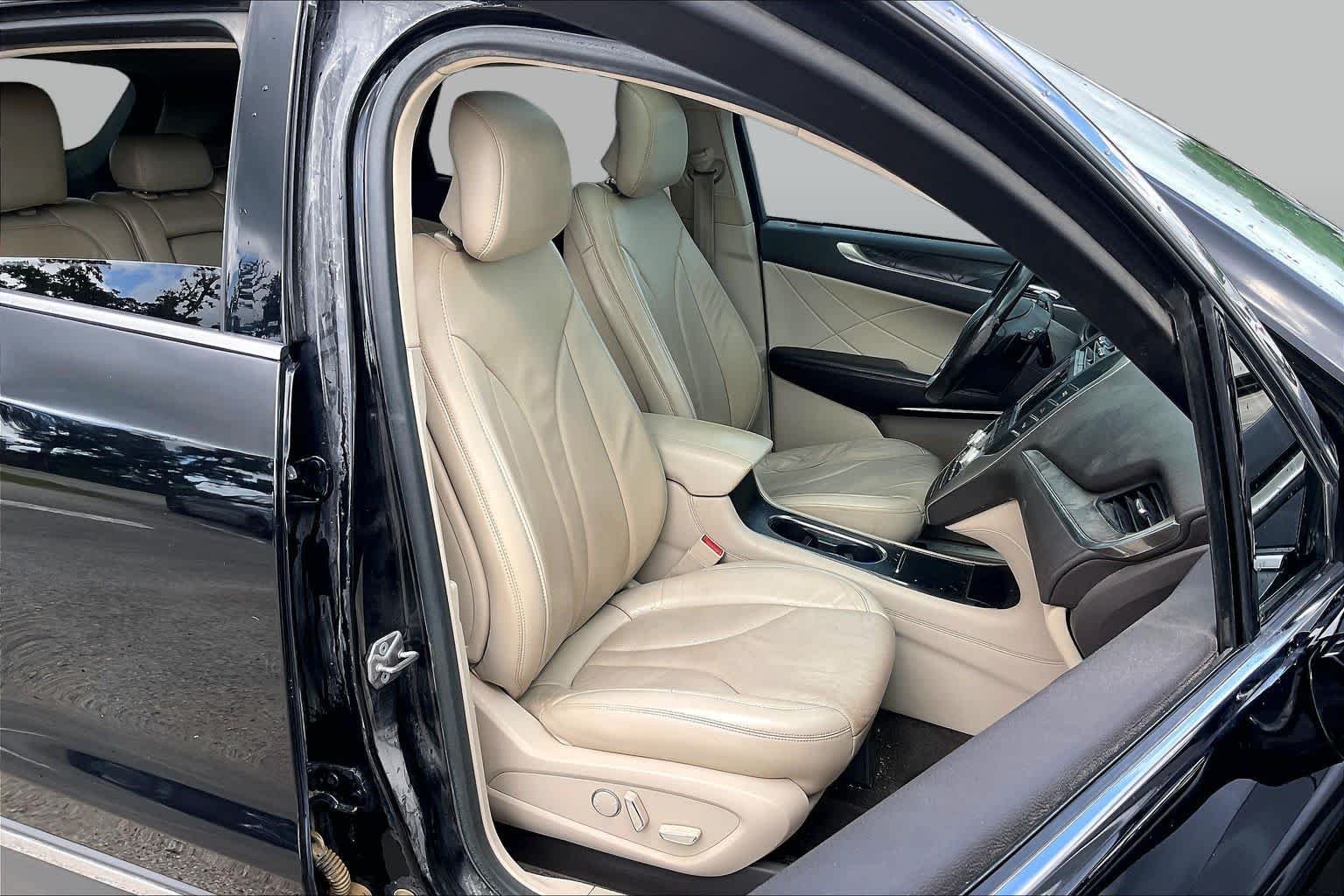 Used 2017 Diamond Black Metallic Lincoln Reserve image 8