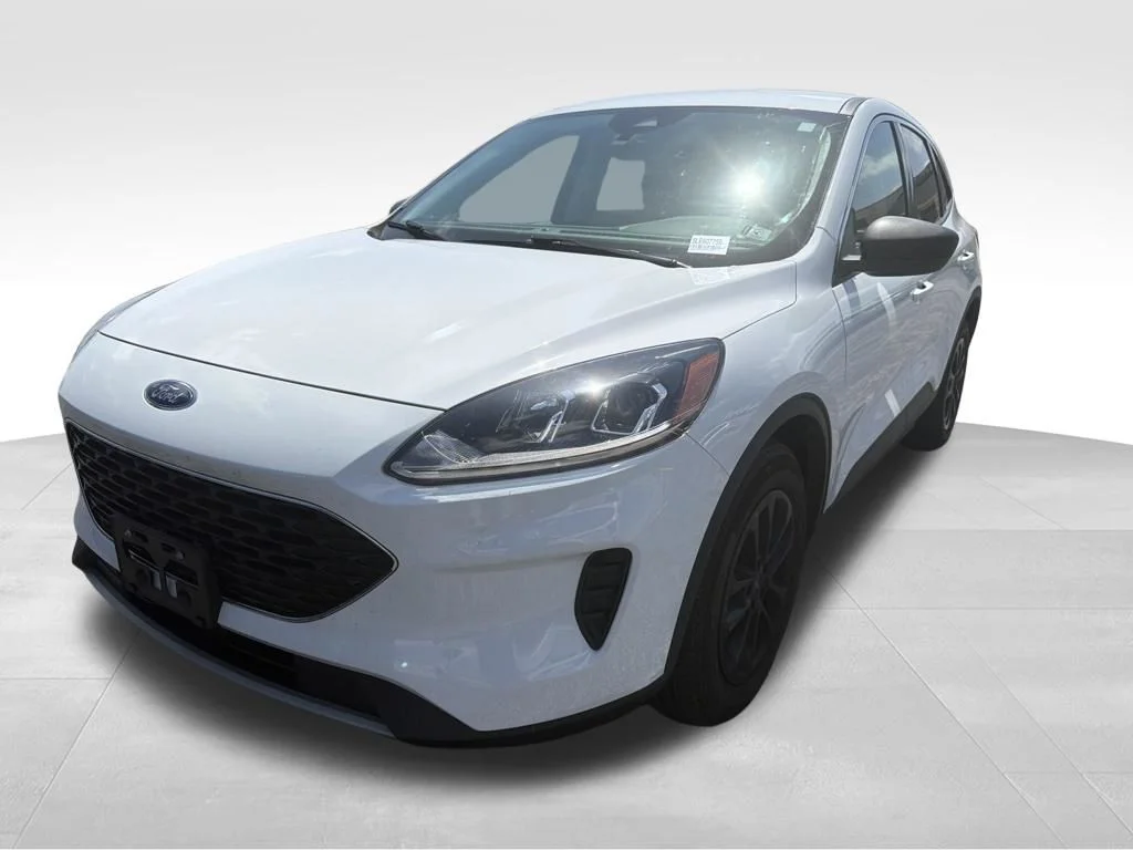 Used 2022 White Ford SE image 2