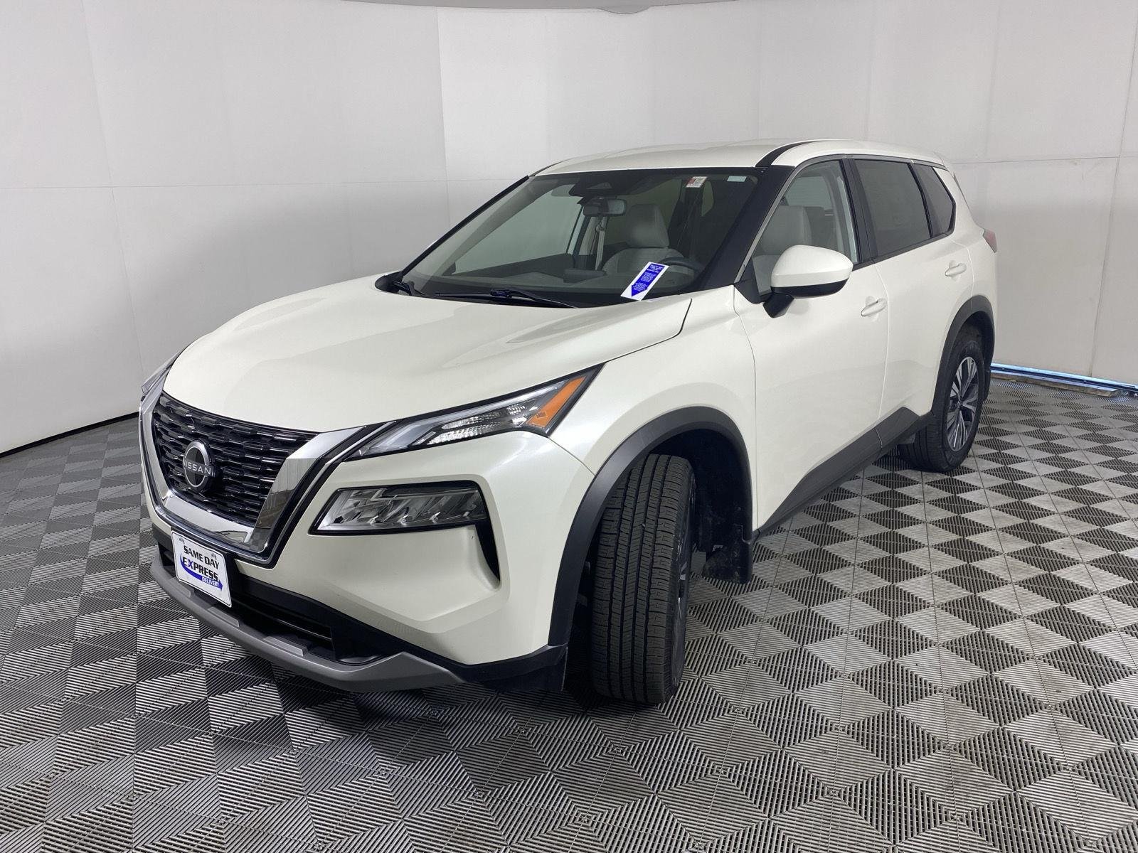 Used 2023 Pearl White Tricoat Nissan SV image 3