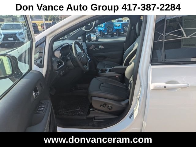 2025 Chrysler Pacifica Select - Photo 12